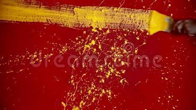 一个穿着帽衫的男人在红墙边走着，用刷子画一条黄色的线条
